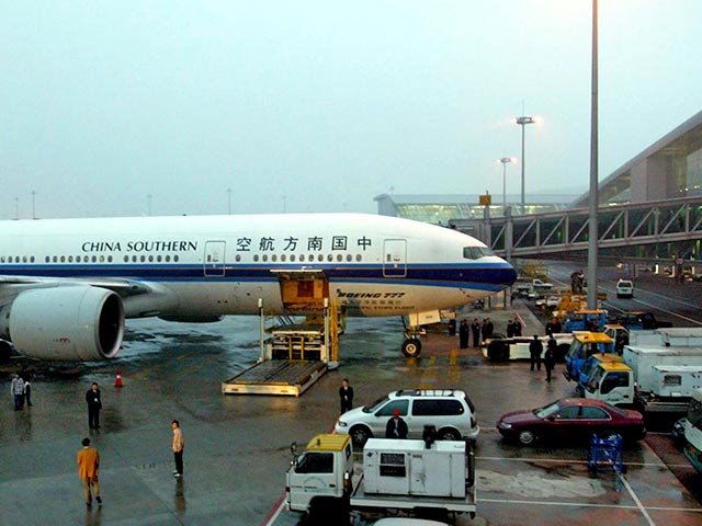 Полиция КНР задержала в аэропорту города Гуанчжоу провинции Гуандун "русского пассажира", который подозревается в попытке контрабанды экзотических птиц