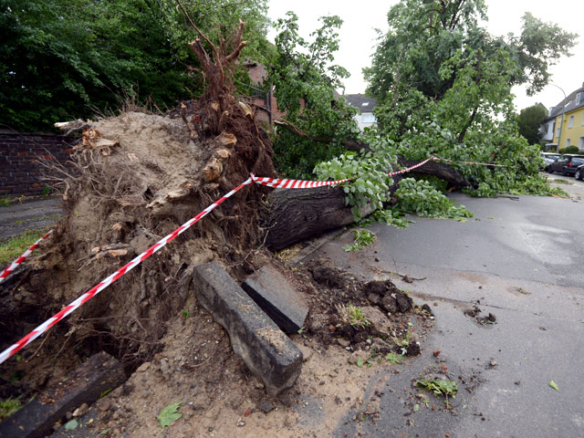 В федеральной земле Северный Рейн-Вестфалия в Германии во время грозы, разразившейся после рекордной жары в ночь на вторник, 10 июня, погибли по меньшей мере пять человек