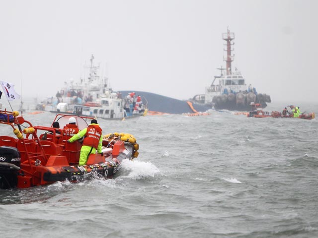 В Южной Корее начался суд над 15 членами экипажа затонувшего парома "Севол"