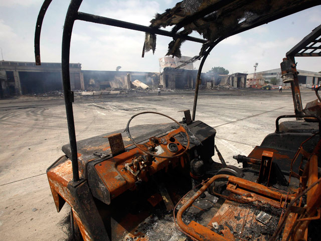 Через день после штурма боевиками одного из терминалов аэропорта Джинна в пакистанском городе Карачи в воздушной гавани вновь вспыхнула ожесточенная перестрелк