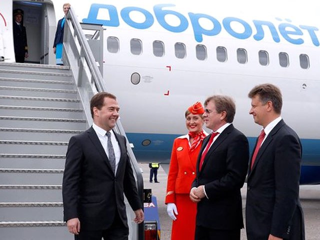 Премьер-министр РФ Дмитрий Медведев во вторник пообщался в "Шереметьево" с пассажирами, вылетающими первым рейсом "Добролета" в Симферополь