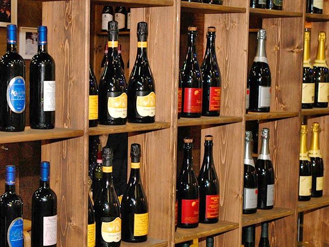В Госдуме предлагают частично снять запрет на рекламу алкоголя, разрешив рекламировать "вина защищенного географического указания"