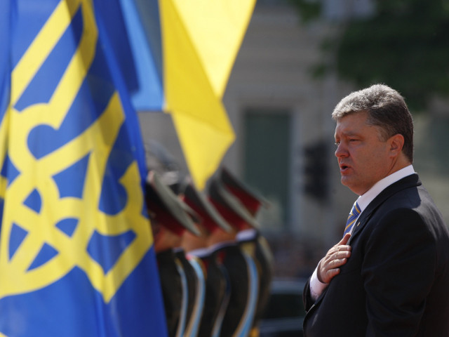 Президент Украины Петр Порошенко предлагает сэкономленные на втором туре президентских выборов средства направить на финансирование первоочередных потребностей военных