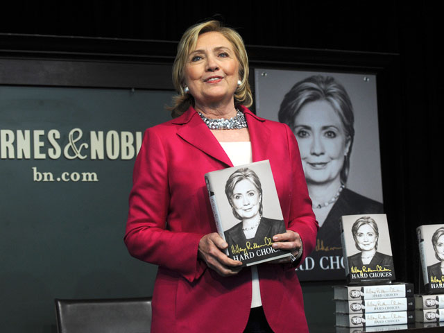 Скандал разразился накануне выхода новой книги Хиллари, на этот раз о ее службе на посту госсекретаря, которая поступила в продажу 10 июня