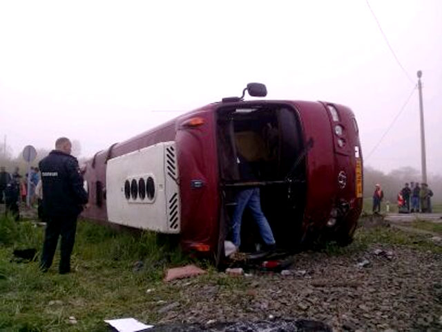 В Сахалинской области объявлен траур после того, как в результате аварии с участием автобуса и поезда погибли не менее пяти человек, среди которых - один ребенок