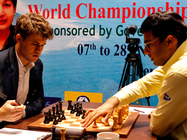 Магнус Карлсен( на фото - слева) и Вишванатан Ананд, 22 ноября 2013 года