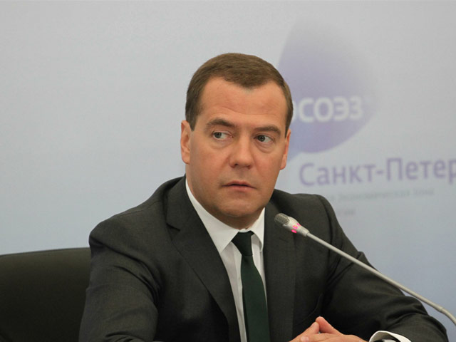 Глава правительства РФ Дмитрий Медведев, который известен своей активностью в социальных сетях, выложил в интернет свое первое selfie