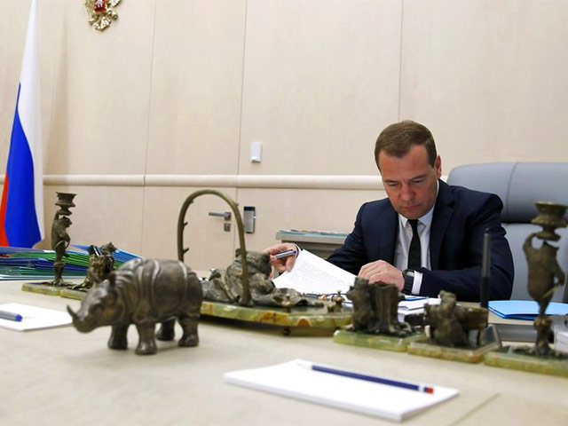 Премьер-министр РФ Дмитрий Медведев подписал распоряжение о выделении субъектам Российской Федерации дополнительно около 1,09 млрд рублей для отдыха 33,5 тыс. детей в Крыму
