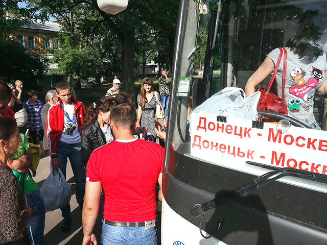 В Краматорске жители в страхе остаться без средств к существованию и питьевой воды массово бегут из города