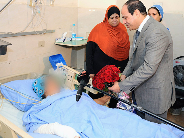 Недавно избранный президент Египта Абд аль-Фаттах ас-Сиси навестил в каирской больнице женщину, которая подверглась групповому изнасилованию во время торжеств в честь его инаугурации