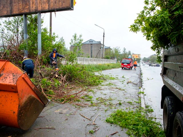 Режим чрезвычайной ситуации объявлен в Южно-Сахалинске и в Корсаковском районе на Юге Сахалина после урагана, который обрушился на эти муниципальные образования вечером в пятницу