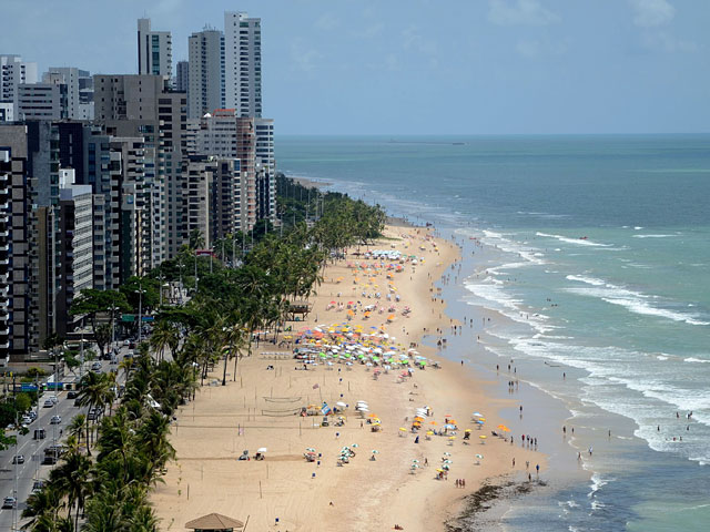 Чиновники в бразильском городе Ресифи в спешном порядке организуют информационно-разъяснительную кампанию, чтобы предупредить футбольных болельщиков об опасности, которая подстерегает их на городских пляжах