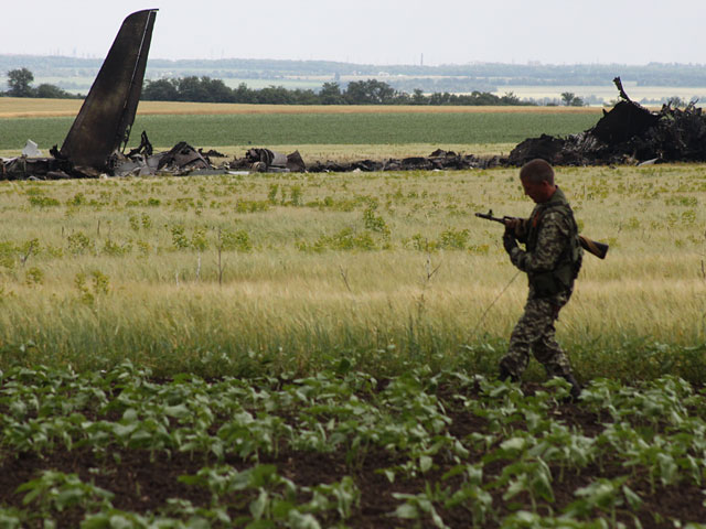Транспортный самолет Ил-76, сбитый при заходе на посадку в аэропорту Луганска в ночь с 13 на 14 июня