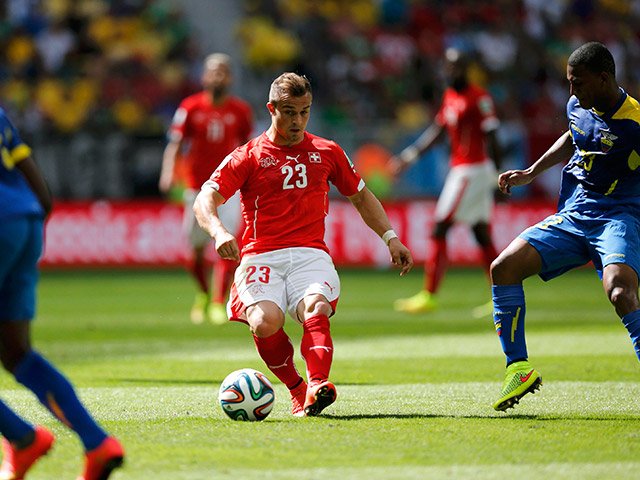 Футболисты сборной Эквадора после первого тайма выигрывают у команды Швейцарии со счетом 1:0
