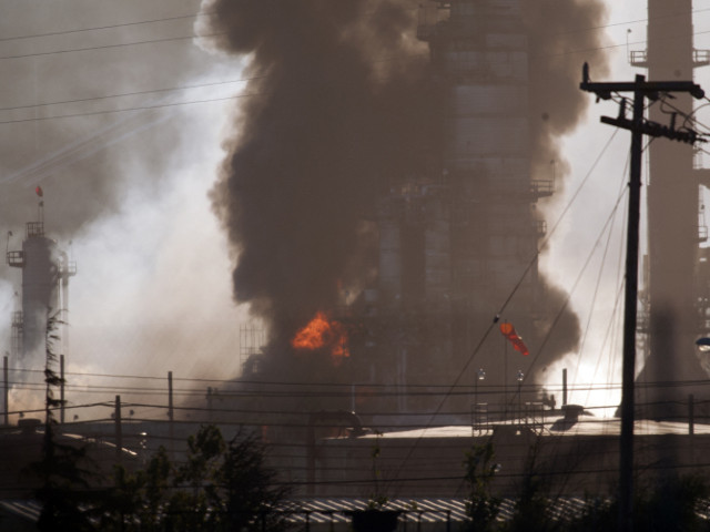 Для ликвидации пожара на Ачинском нефтеперерабатывающем заводе стягиваются пожарные из соседних городов и поселков