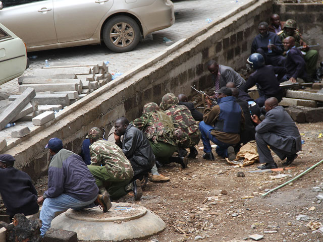 В Кении боевики "Аш-Шабаб" подожгли отели и расстреляли прохожих: десятки погибших