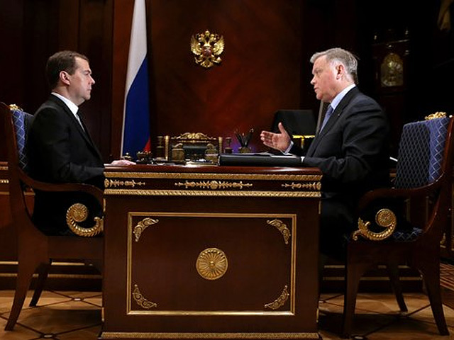 В ближайшие дни председатель правительства России Дмитрий Медведев подпишет распоряжение о продлении контракта президента РЖД Владимира Якунина еще на три года