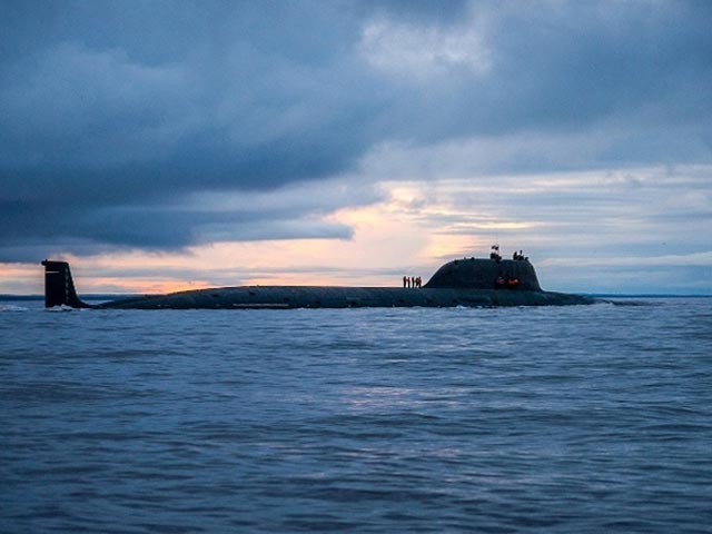 Первая многоцелевая атомная подводная лодка (АПЛ) проекта "Ясень" - К-560 "Северодвинск" во вторник вошла в состав Военно-морского флота РФ
