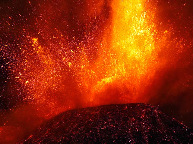 В ночь на понедельник, 16 июня, в Италии проснулся самый активный вулкан европейского континента - Этны, сообщает Reuters