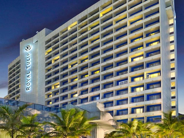 Во вторник утром на балконе одного из номеров отеля Royal Tulip в Рио-де-Жанейро, где остановилась команда, была замечена голая девушка
