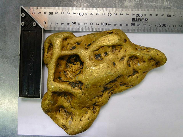 Крупный золотой самородок найден на одном из месторождений в Бодайбинском районе Иркутской области. Его вес составляет 6664 грамм, что позволяет внести его в список самых крупных самородков золота, обнаруженных за всю историю золотодобычи в этом районе