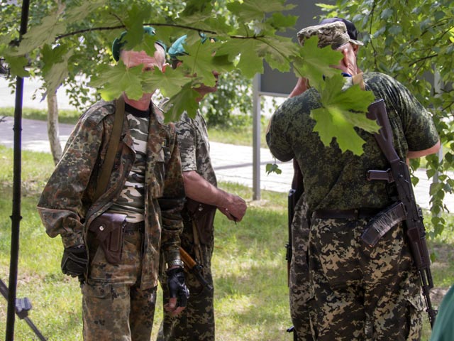 Украинские власти заявили о вторжении на территорию страны группы боевиков из России. А лидеры луганских сепаратистов объявили о формировании спецподразделения СМЕРШ для борьбы с диверсантами и шпионами