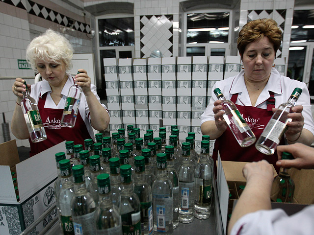 Зафиксировано резкое снижение объемов производства в России крепкого алкоголя. В прошлом году водки выпущено на 12,3% меньше, чем в 2012 году, а за первые пять месяцев 2014 года - уже на 14,9%