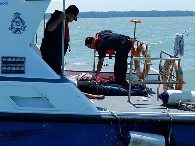 На месте крушения судна с нелегальными иммигрантами из Индонезии в Малаккском проливе у западного побережья малайзийского штата Селангор найдены тела девяти человек