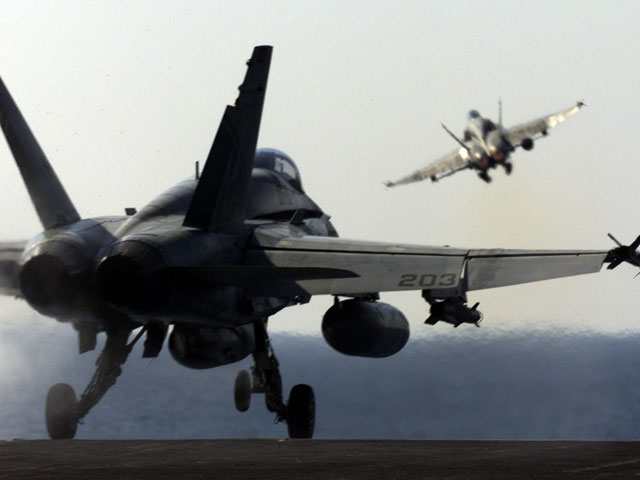 Американские истребители начали патрулирование над Ираком, где не прекращаются схватки местных военных с боевиками