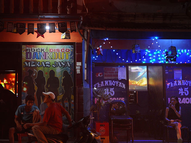 В Индонезии проститутки вышли на митинг против закрытия крупнейшего в Южной Азии "квартала красных фонарей"