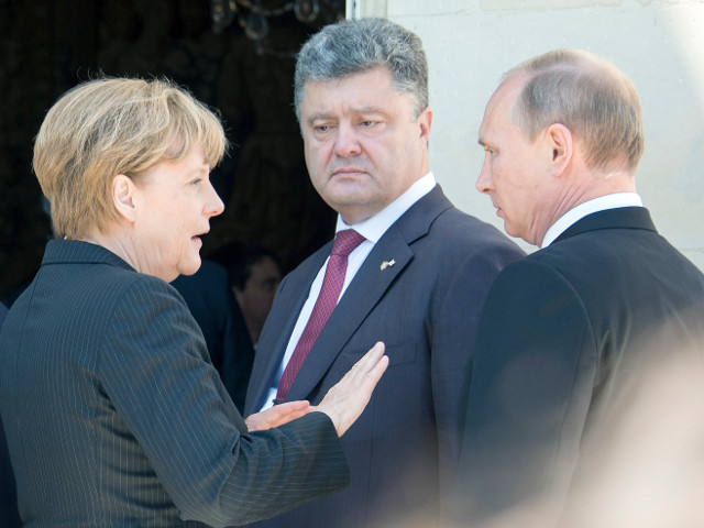 Президент РФ Владимир Путин провел телефонный разговор со своим украинским коллегой Петром Порошенко, а несколько ранее - с канцлером Германии Ангелой Меркель