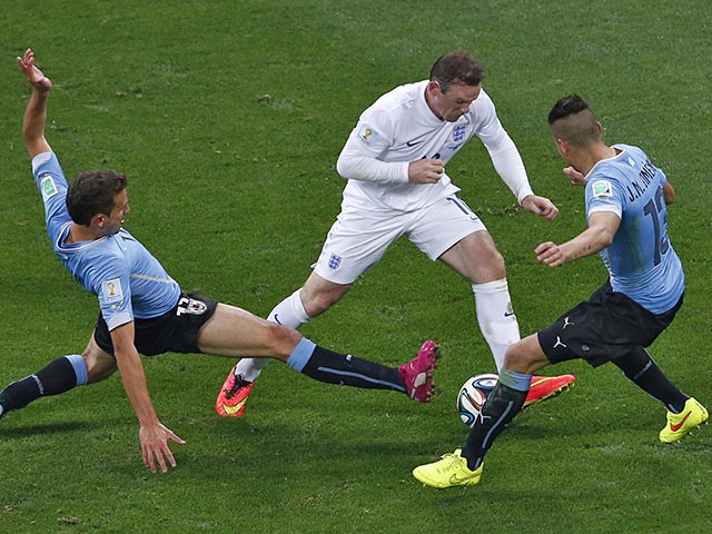 Сборная Уругвая одержала победу над командой Англии в матче второго тура группового этапа чемпионата мира по футболу