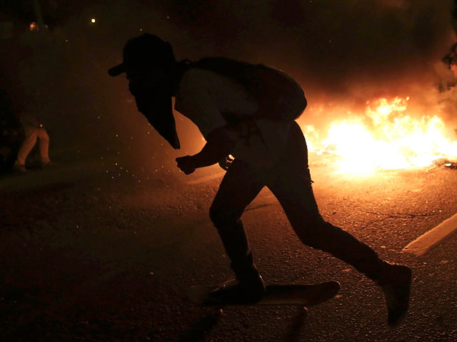 В Бразилии, где проходит чемпионат мира по футболу, полиция разогнала газом массовую акцию протеста с погромами