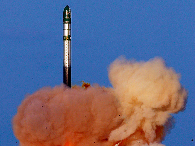 Первый частный российский космический спутник "ТаблетСат-Аврора", запущенный накануне вместе с 32 микроспутниками конверсионной ракетой РС-20Б "Днепр" (по западной классификации - "Сатана"), успешно выведен на орбиту и уже передал первый сигнал на Землю