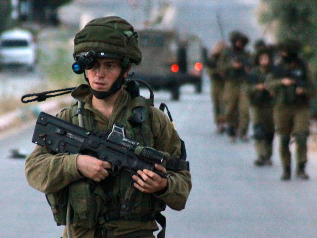 Израильские военные продолжают искать похищенных подростков: задержаны 25 человек, один убит, трое ранены