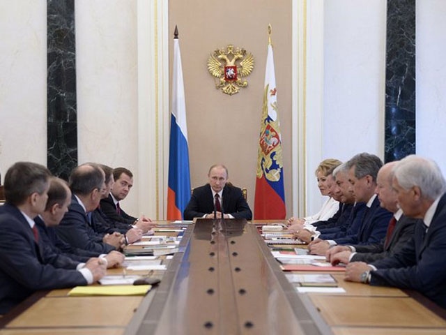 Президент России Владимир Путин накануне поздно вечером провел очередное оперативное совещание с постоянными членами Совета безопасности России