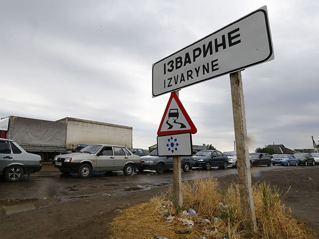 После боя на российско-украинской границе на КПП Изварино в России оказались более 80 украинских пограничников, двое из них были ранены, им оказали помощь