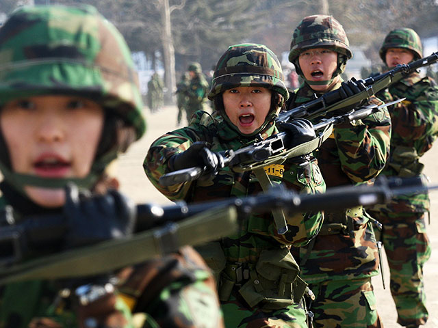 Солдат армии Южной Кореи открыл огонь из стрелкового оружия по сослуживцам, убив пятерых человек и ранив еще пять человек