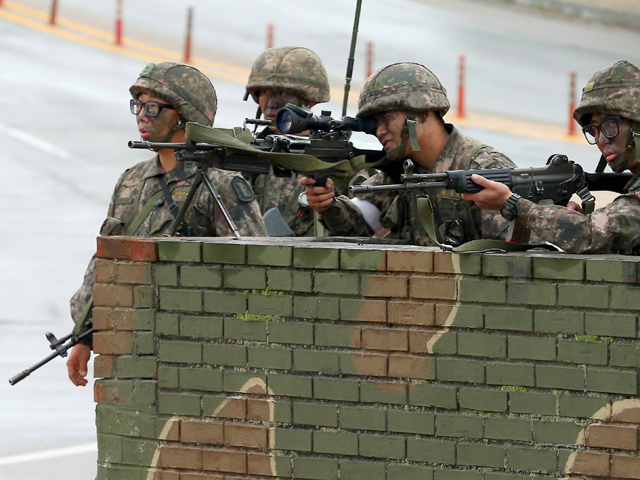 Южнокорейские военнослужащие вступили в перестрелку с лейтенантом, накануне убившим пятерых сослуживцев на горном погранпосту вблизи границы с КНДР