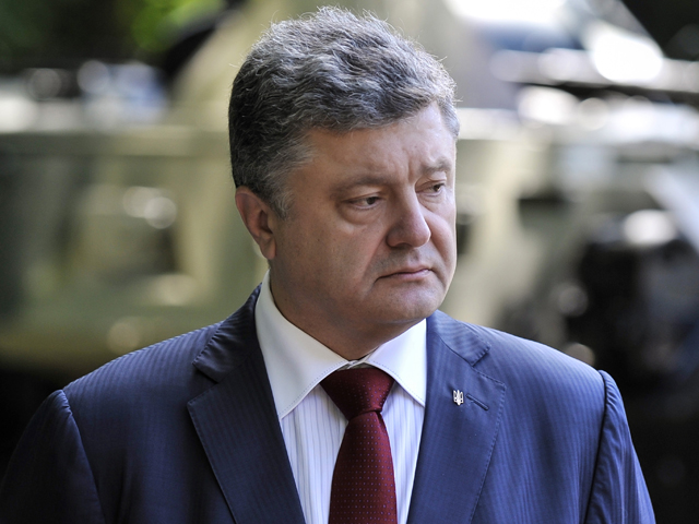 Президент Украины Петр Порошенко в воскресенье провел встречу с представителями общественных объединений и активистами Майдана, в ходе которой обсудил ситуацию на Донбассе, представил нового генпрокурора, а также заявил, что власть больше "никогда не долж