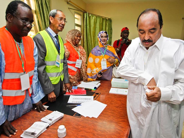 Действующий президент Мавритании Мохаммед Ульд Абдель-Азиз (на фото - справа) одержал победу на президентских выборах