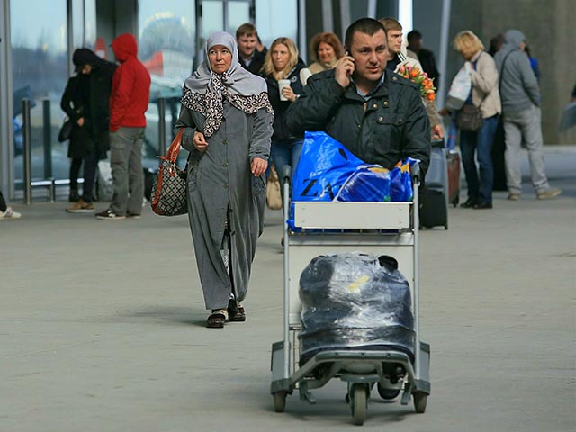 Россия меняет порядок въезда в страну для граждан Таджикистана. Теперь они смогут въезжать в РФ и выезжать из нее только по заграничным, служебным, дипломатическим паспортам, паспорту моряка и свидетельству на возвращение на родину