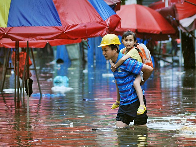Более 300 тысяч человек эвакуированы из-за ливневых дождей на юге Китая