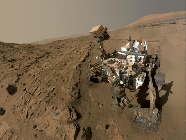 Марсоход Curiosity во вторник, 24 июня, отмечает годовщину: он провел свой первый марсианский год на Красной планете. В честь 687-го дня пребывания на Марсе (отсчет велся по земным суткам) Curiosity сделал selfie (автопортрет) на фоне пустынных пейзажей п