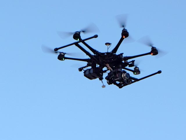 Жительница многоквартирного дома в центре Сиэтла 22 июня заметила беспилотный летательный аппарат, зависший над домом, и, заподозрив, что объектив камеры направлен на окно ее квартиры, вызвала полицию