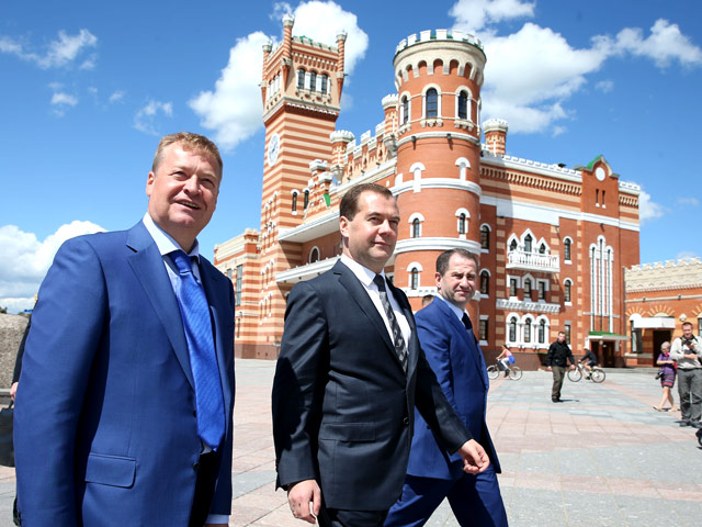 Премьер-министр РФ Дмитрий Медведев, прибывший с рабочей поездкой в Марий Эл, осмотрел недавно заново отстроенную центральную площадь Йошкар-Олы