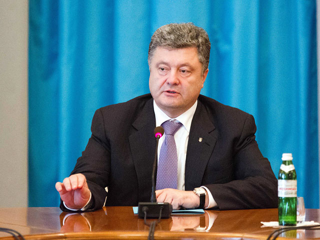 Президент Украины Петр Порошенко приказал руководителям силовых ведомств "без колебаний" открывать огонь на поражение в ответ на атаки сепаратистов на юго-востоке страны