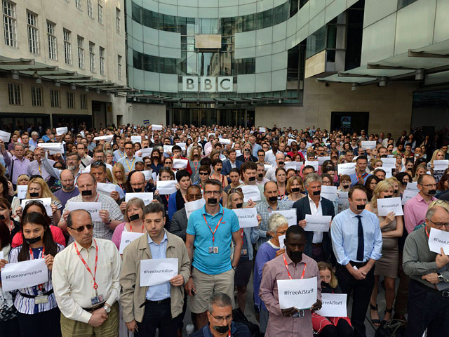 Журналисты ВВС провели 24 июня перед лондонской штаб-квартирой британской медиакорпорации митинг протеста против решения египетского суда в отношении журналистов англоязычной службы телеканала Al Jazeera