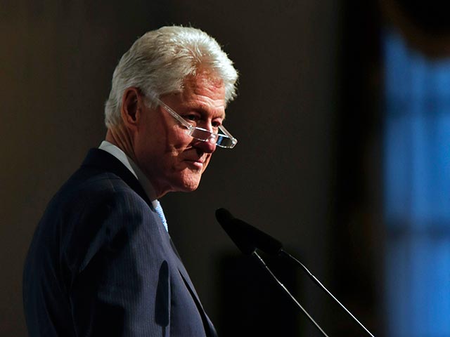 Бывший президент США Бил Клинтон высказался в защиту своей супруги Хиллари, которая подверглась критике из-за заявления о том, что во время президентства Клинтона у семьи не хватало денег на ипотеку и обучение дочери