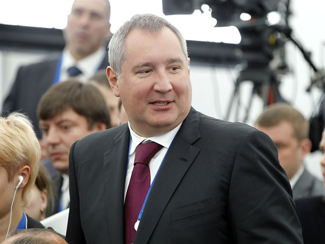 Вице-премьер России Дмитрий Рогозин на свои личные деньги купил 50 комплектов бронежилетов и касок для журналистов, которые, по его словам, лезут "за правдой на передовую"